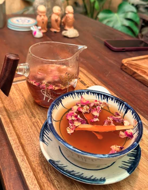 Tách trà Mộc Nhiên ấm áp và thư thái